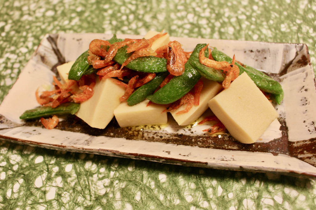 高野豆腐、スナップエンドウ、焼き海老のオリーブ和えの作り方_完成