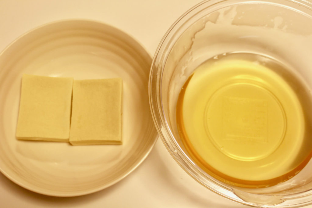 高野豆腐、スナップエンドウ、焼き海老のオリーブ和えの作り方_1