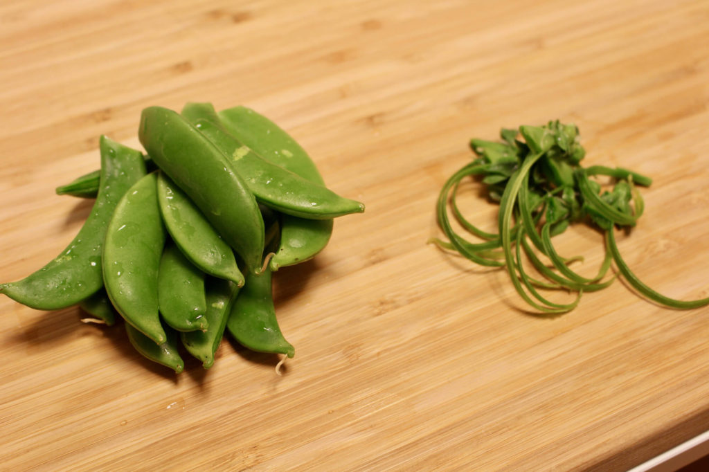 高野豆腐、スナップエンドウ、焼き海老のオリーブ和えの作り方_2