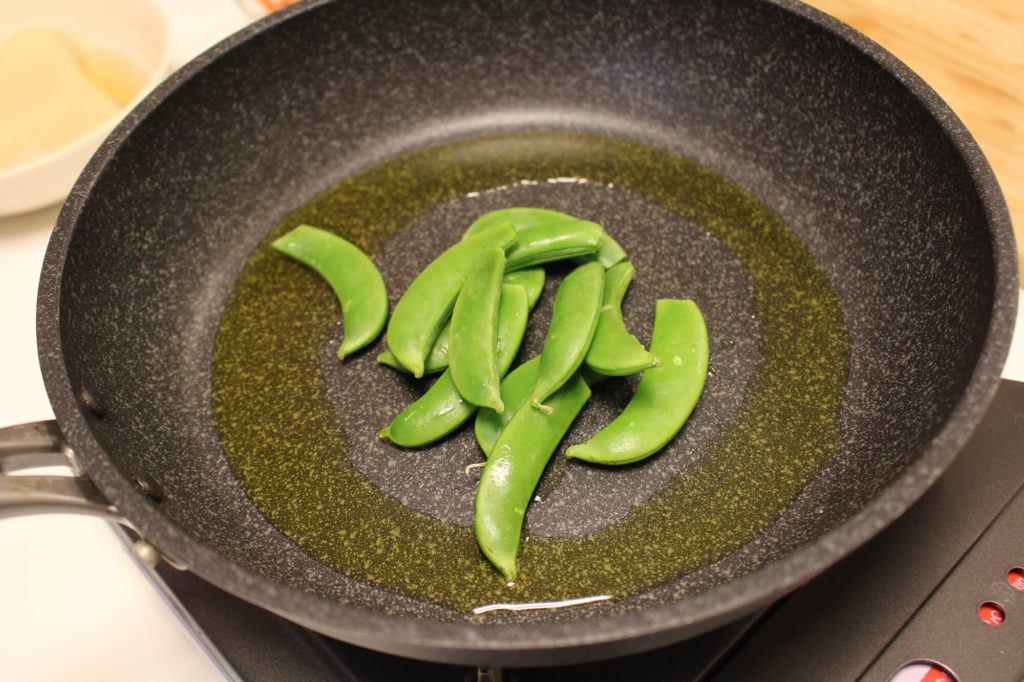 高野豆腐、スナップエンドウ、焼き海老のオリーブ和えの作り方_3