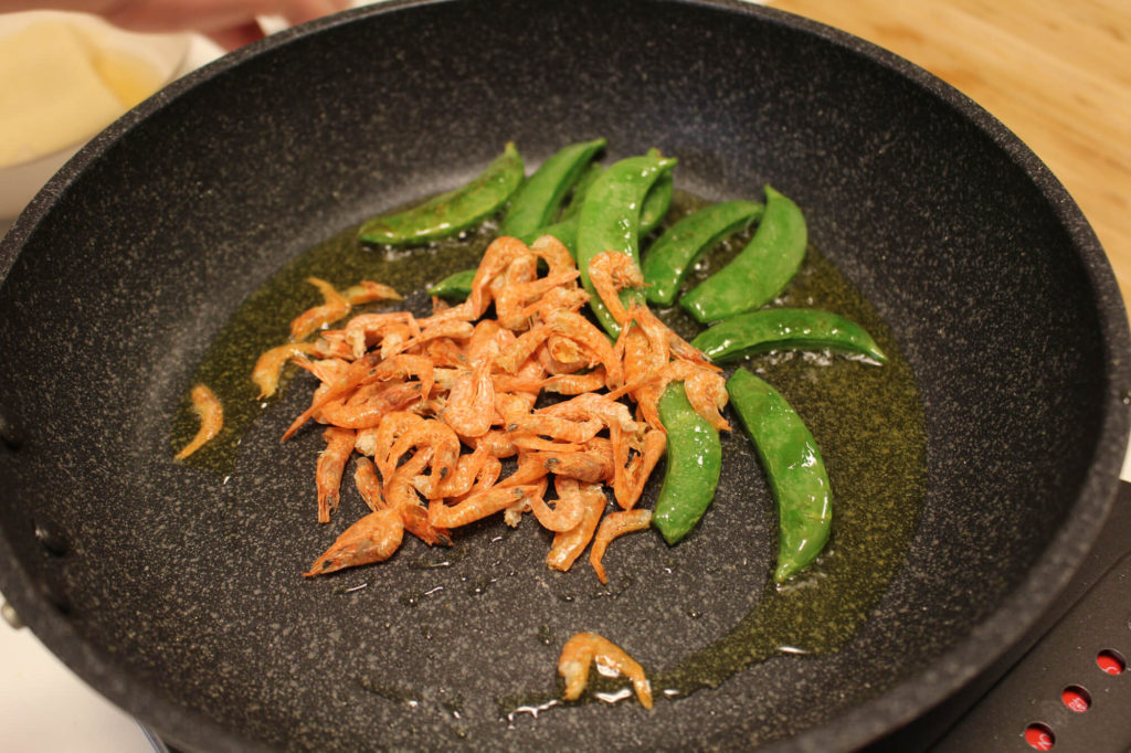 高野豆腐、スナップエンドウ、焼き海老のオリーブ和えの作り方_4