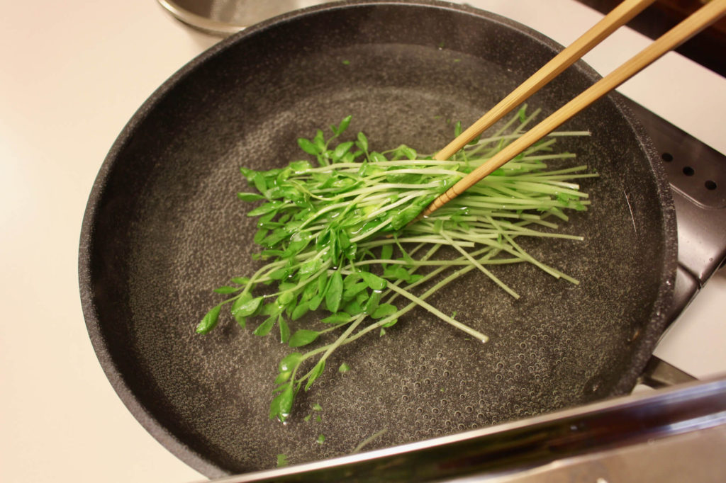 豆苗と和牛のオリーブオイル掛けの作り方_1