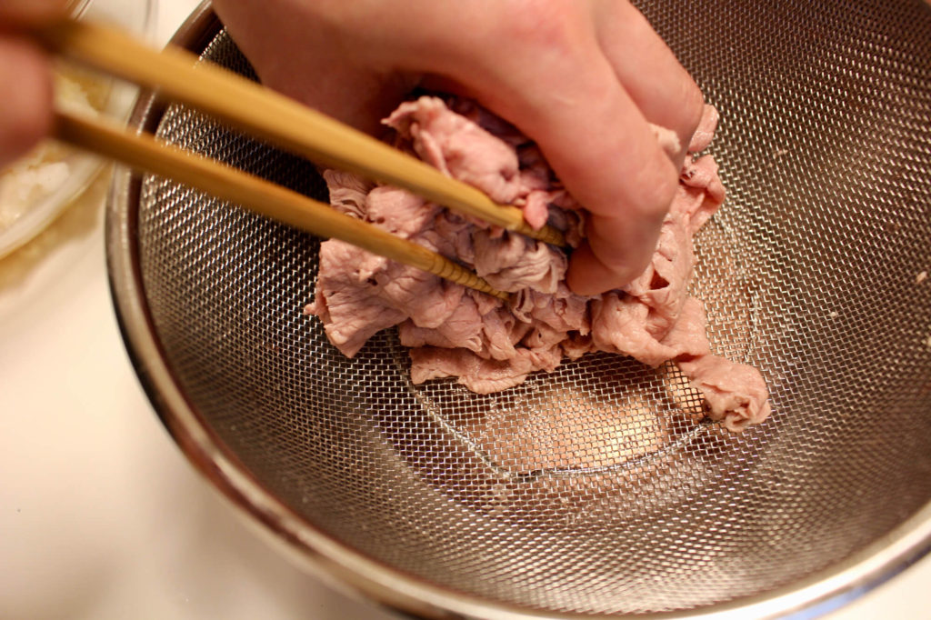 豆苗と和牛のオリーブオイル掛けの作り方_4