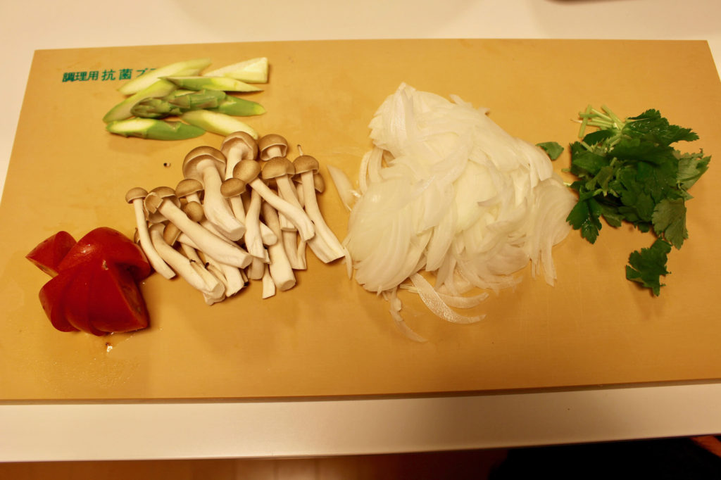 鶏の手羽元と野菜のオリーブオイルサラダの作り方_1