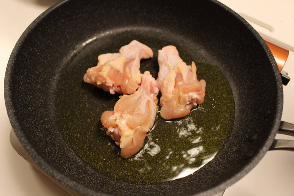 鶏の手羽元と野菜のオリーブオイルサラダの作り方_3