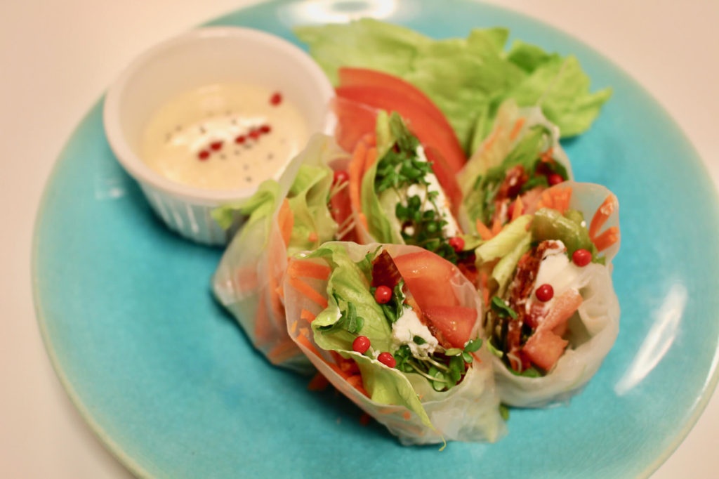 チョリソとクリームチーズ、レタスの生春巻き_完成