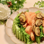 サーモンとブラウンマッシュルームのわさび菜サラダの作り方_完成