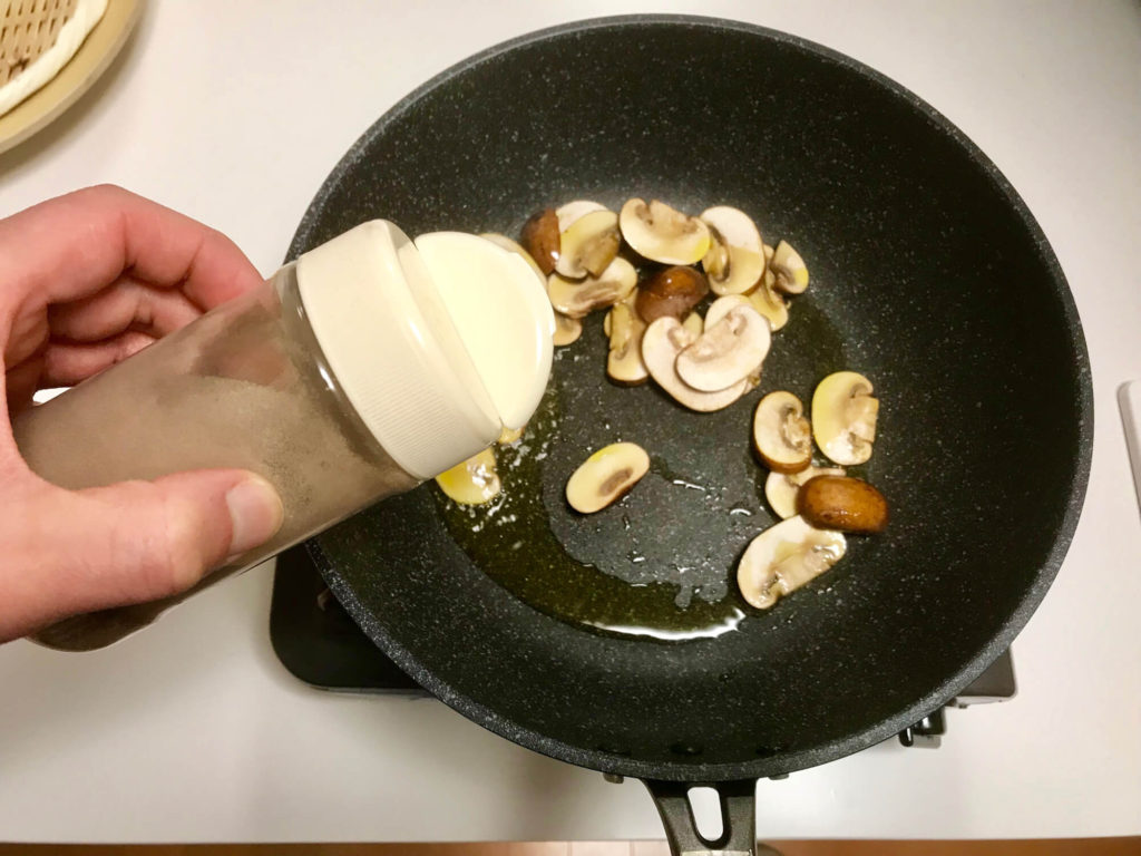 サーモンとブラウンマッシュルームのわさび菜サラダの作り方_5