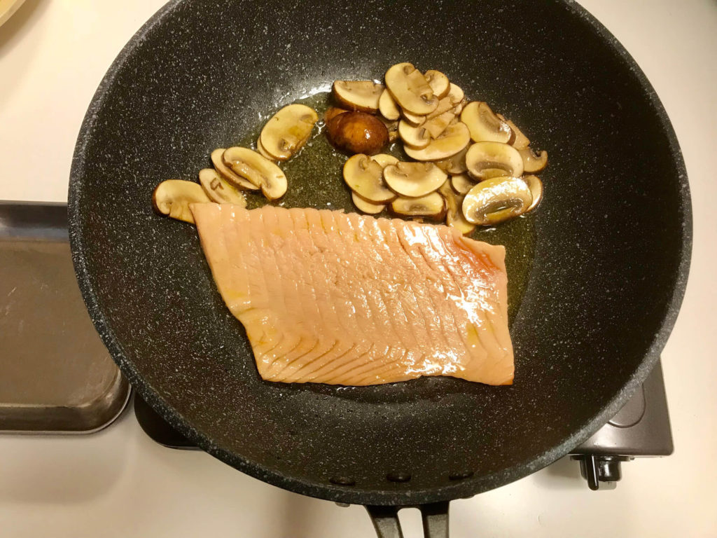 サーモンとブラウンマッシュルームのわさび菜サラダの作り方_6