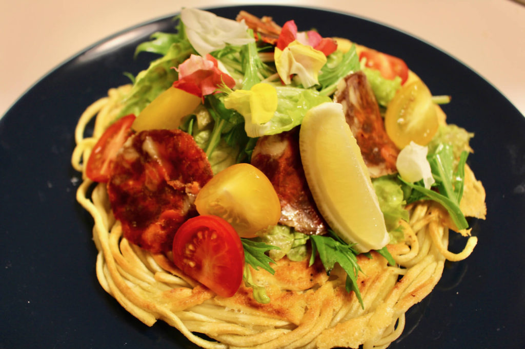 生ハムの中華めんカリカリピザ風の作り方_完成