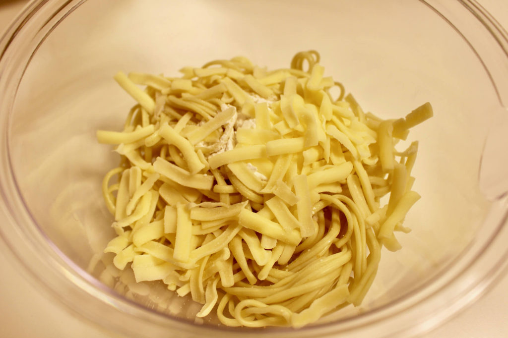 生ハムの中華めんカリカリピザ風の作り方_1