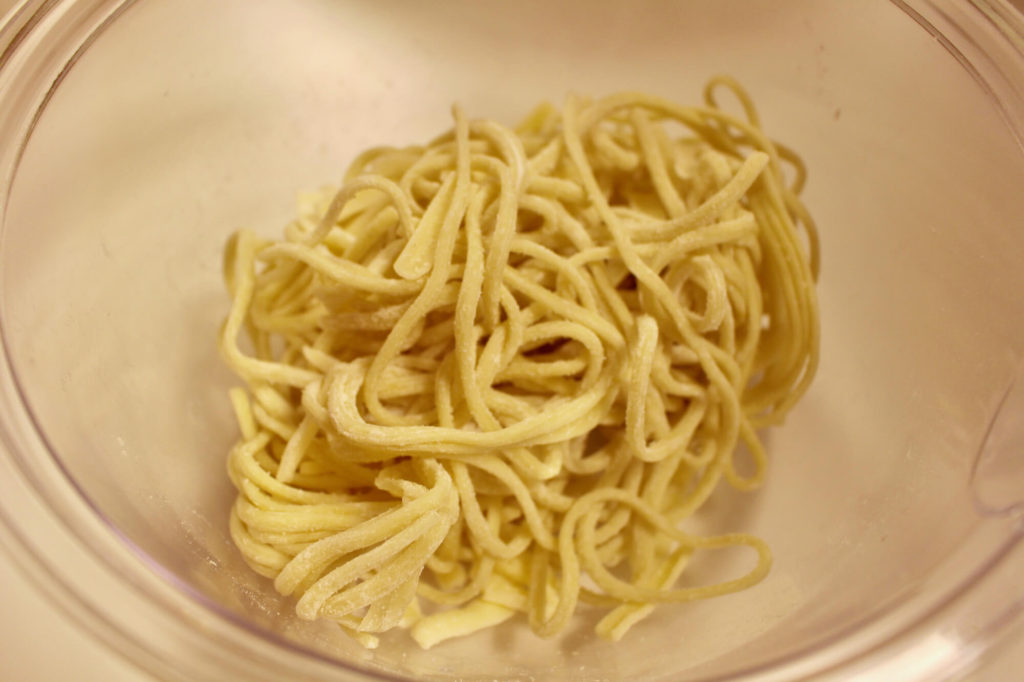 生ハムの中華めんカリカリピザ風の作り方_2