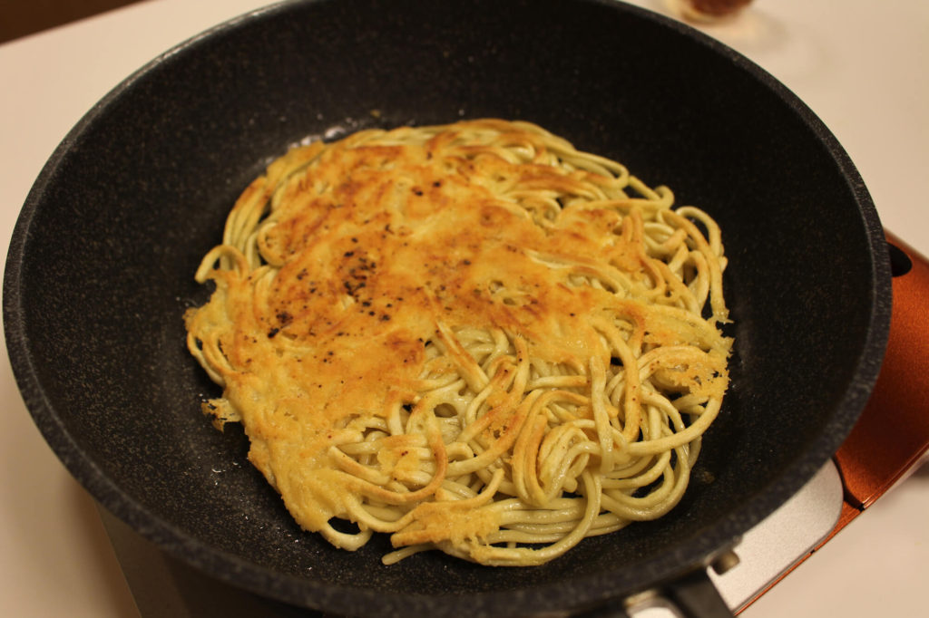 生ハムの中華めんカリカリピザ風の作り方_4