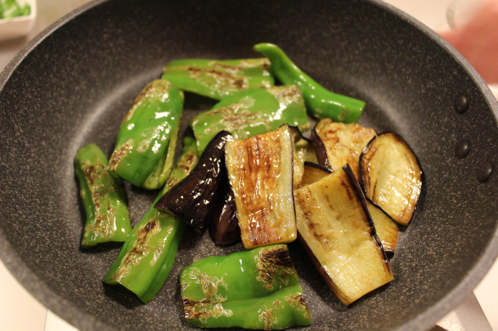 炙り万願寺唐辛子と茄子、フルーツトマトのオリーブオイル仕立ての作り方_3