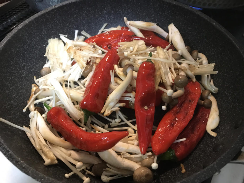赤万願寺唐辛子と茸、水菜のオリーブオイル炒めのレシピ_2