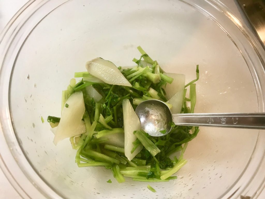 山独活とせり、蒸し鶏のオリーブ和えのレシピ_8