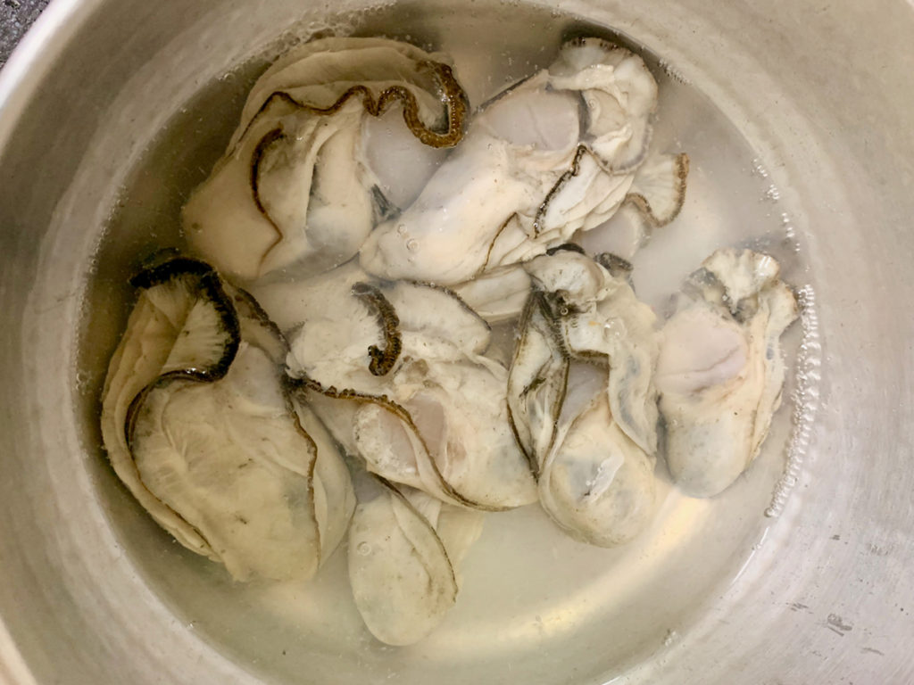 ブロッコリーと牡蠣、アンチョビのピリ辛和え