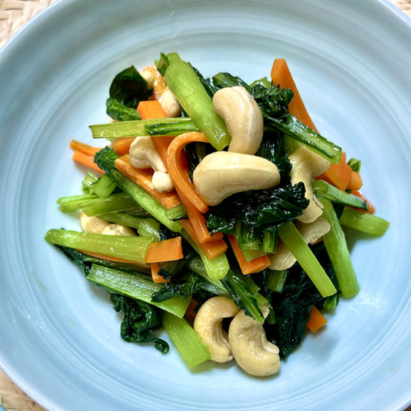 【レシピ】小松菜とカシューナッツのオリーブ炒め